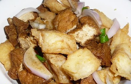 TOKWA'T BABOY 豆腐と豚肉の炒め物