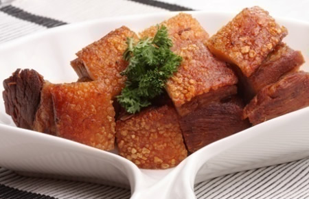 LECHON KAWALI 豚バラ肉のカリカリ揚げ